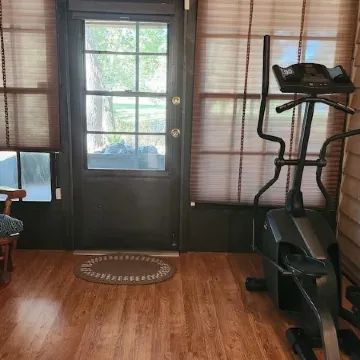 New King Bed in Spacious Ridge Manor Villa with BBQ, Screened Lanai, and Views