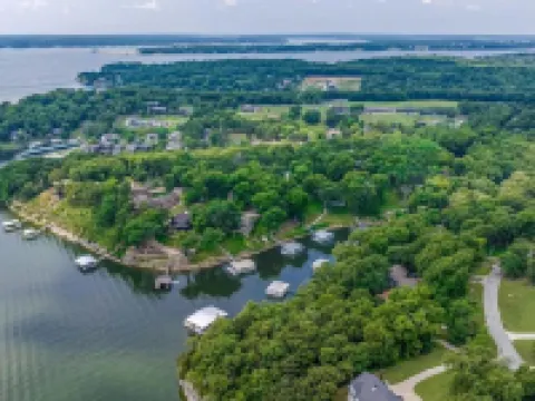 5-Bedrooms on the water! 2 Kitchens, Hot Tub, and Theatre! Hotels in Grove