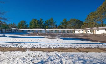 Love Hotels Tomahawk by OYO at Lake Mohawksin WI