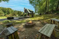 Burning Tree 3 Bedroom Cabin by RedAwning - Chalets