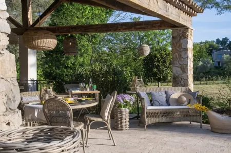 Hotel les Messugues Отели рядом с достопримечательностью «Сен-Поль-де-Ванс»