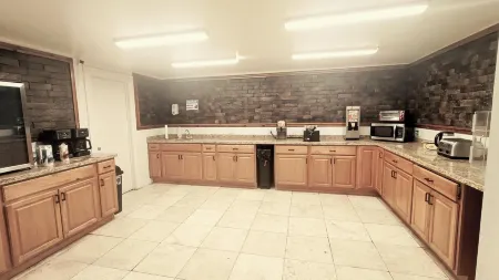 B&J Hotel and Apartments Отели в г. Пекос