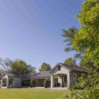 Under Oaks Guest House Hotel Exterior