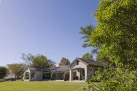 Under Oaks Guest House Hotels in Paarl