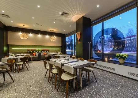 Holiday Inn Vilnius Отели рядом с достопримечательностью «Хоральная синагога в Вильнюсе»