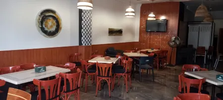 Hotel Corona de Atarfe Отели рядом с достопримечательностью «Terminal 1 of Granada Airport»