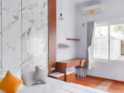 Khayrizsan Guest House Mitra RedDoorz Hotel dekat Toko Sahara