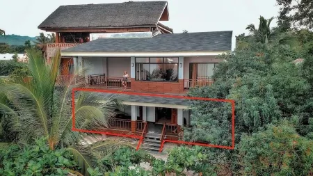 Juvy's Beach House - Entire ground floor of exclusive villa just by the beach