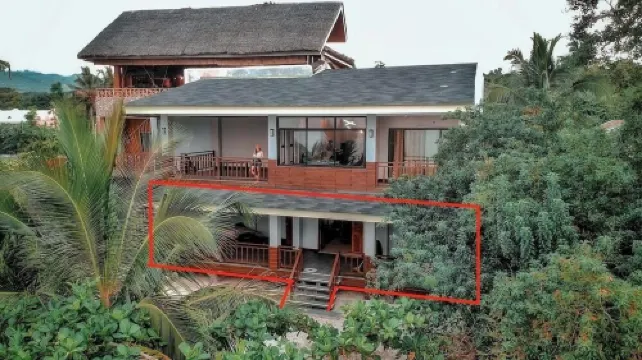 Juvy's Beach House - Entire ground floor of exclusive villa just by the beach فنادق في سیقیحور