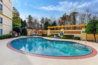 La Quinta Inn & Suites by Wyndham Raleigh Crabtree Hotels in Meredith