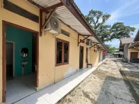 RedDoorz at Penginapan Bunda 希卡阿克住宿飯店