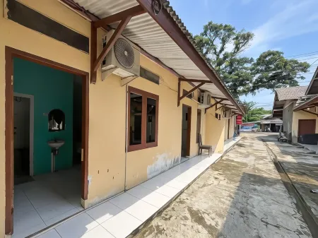 RedDoorz at Penginapan Bunda Отели в г. Cikakak