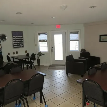 Shoreside Inn & Suites