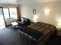 Tudor Lodge Motel - Parkplatz