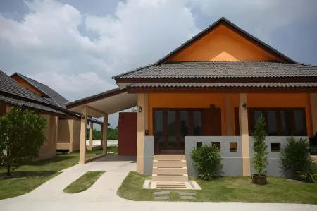 Juntima Boutique Hotel Отели рядом с достопримечательностью «Suwanmas Mongkol Temple»