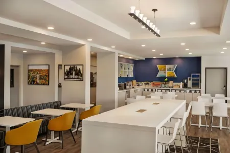 Microtel Inn & Suites by Wyndham Aurora Отели рядом с достопримечательностью «Орора Коммьюнити Арборетум»