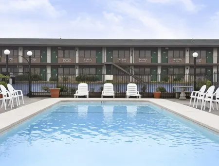 Super 8 by Wyndham Giddings Отели в г. Джиддингс