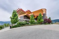 Luxury Getaway at Copper Sky 104 Hotels near Casa Loma Beach