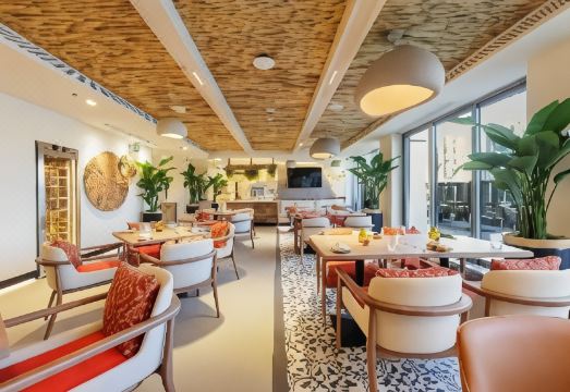 Holiday Inn Dubai Village Circle의 현대적인 로비