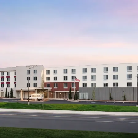 Courtyard Pullman Отели рядом с достопримечательностью «Department of Teaching and Learning»