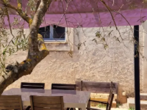 Cottage with private garden in wooded property with swimming pool Hotels in Pertuis