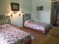 Wisma Saung Nini @Taman Bunga Nusantara Sukaresmi住宿飯店