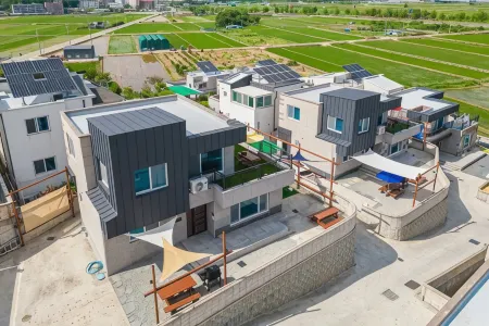 Geoje Island Pure Village Pension Отели рядом с достопримечательностью «Коджедо»