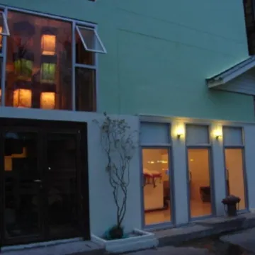 Kaset Guesthouse Отели рядом с достопримечательностью «Школа Саравиттая»