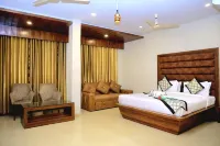 Pineberry Hotels - Near Golden Temple Các khách sạn gần Trường Khalsa