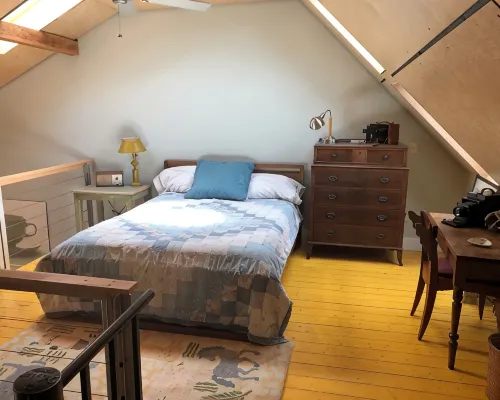 Cozy In Town Manchester Studio w/ Loft Bedroom. Hotels in Manchester Center