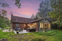The Catskill Getaway • Near Bethel Woods & Hiking & HOT TUB - Wi-Fi