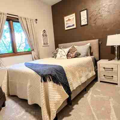 Delightful 3-bedroom house with WiFi in Juneau, AK, centrally located. Rooms