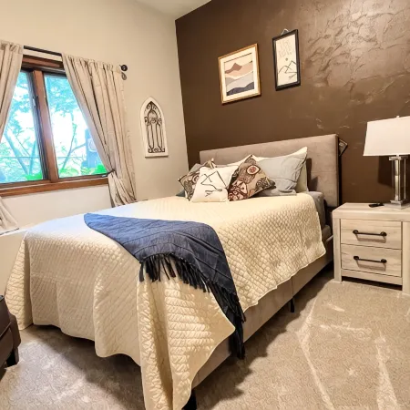 Delightful 3-bedroom house with WiFi in Juneau, AK, centrally located.
