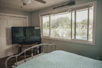 Slice of Heaven Lake Front Cottage with Hottub, Fire Pit, Kayaks & Dog Friendly!
