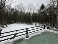 Secluded modern cabin with hot tub Hotels in Highland