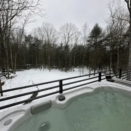 Secluded modern cabin with hot tub Отели в г. Хайленд