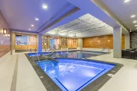 Banff Park Lodge - Pools