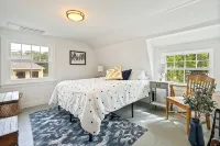 New! Coastal Beach House, Steps to Cape Neddick Beach with 4Br+Sleeps 9! - 4-Star