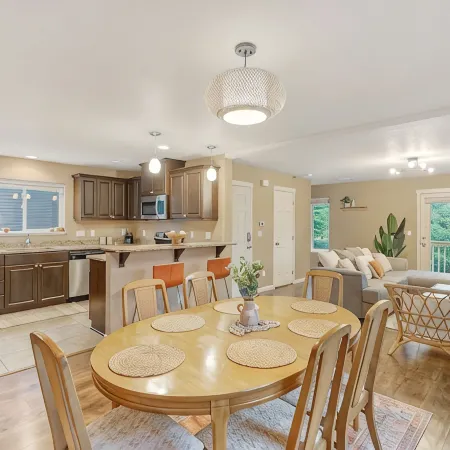 Welcoming Space - 4Bed / 3.5Bath Steps from Mt. Tabor Park Отели рядом с достопримечательностью «Маунт Табор Парк»