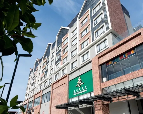 Arena Premier Hotel โรงแรมในเซอเริมบัน