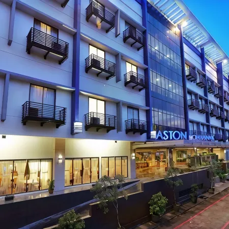 Aston Pontianak Hotel and Convention Center Отели рядом с достопримечательностью «Памятник Digulis»