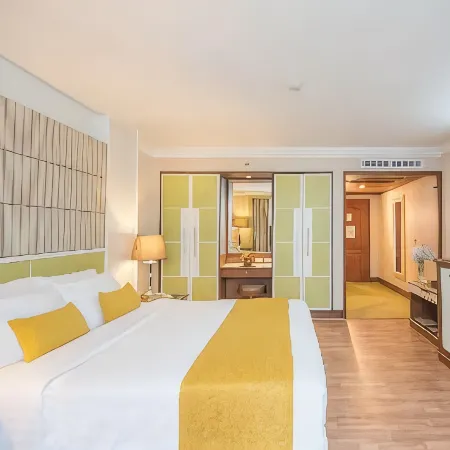 Golden Tulip Sovereign Hotel Bangkok Отели рядом с достопримечательностью «Торговый центр Show DC»