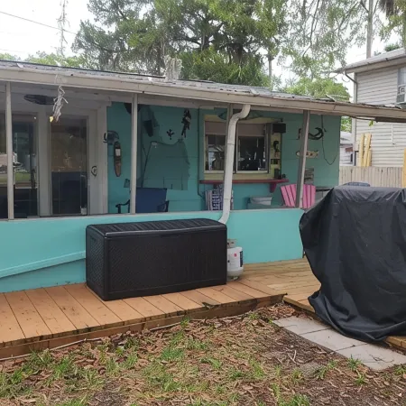 Tiki Tropical Retreat - directly on the clear Weeki Wachee River (not a canal)