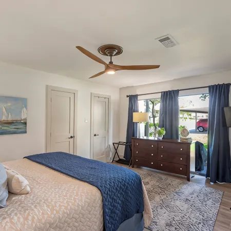 Lake Conroe Waterfront Updated 3Br Condo with Pools, Paddle Boards & Views