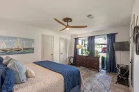 Lake Conroe Waterfront Updated 3Br Condo with Pools, Paddle Boards & Views