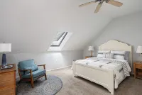 Newly Furnished Sun Drenched Duplex Private Deck Steps to the Beach & Boardwalk! - 精品
