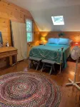 Lakefront  3-bedroom Rustic Cabin in Ryegate, VT. Pet-Friendly! - Homestays