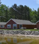 Beautiful lakeside 2 Bedroom cabin on private lake (Cabin#4)
