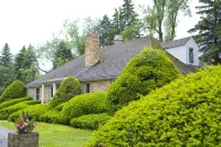 Historic Gate Lodge lovingly renovated and fully furnished in quaint Akron - Homestays