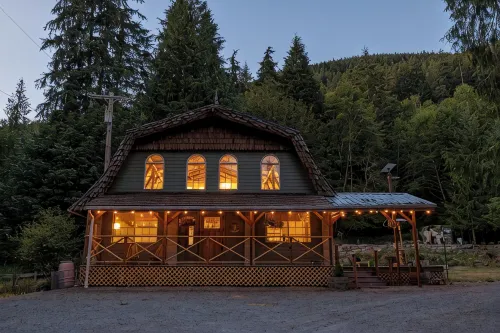 Hot Tub & Sauna - 1 mile from Mount Rainier NP - Forest view - Sleeps 8 - Hytter